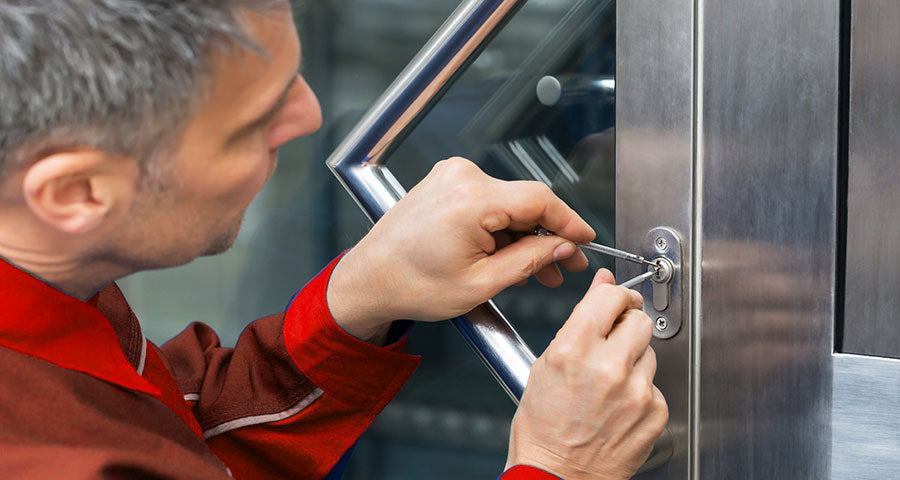 Servicii: deblocari usi, repratii usi, montaj feronerie